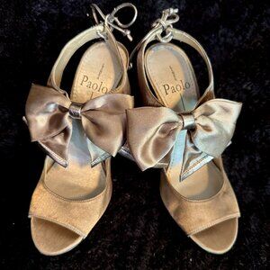 Stunning Linea Paolo satin 4" heels with bows taupe - size 6